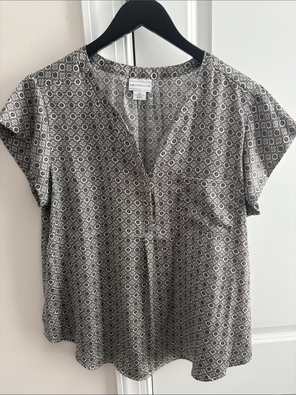 Liz Claiborne Black and White Geometric V-Neck Blouse